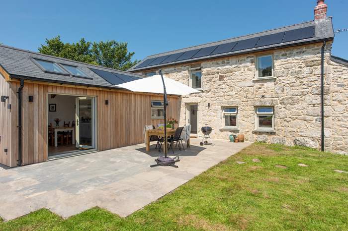 Woonsmith is a 2 bedroom, dog friendly holiday cottage near Penzance, West Cornwall.