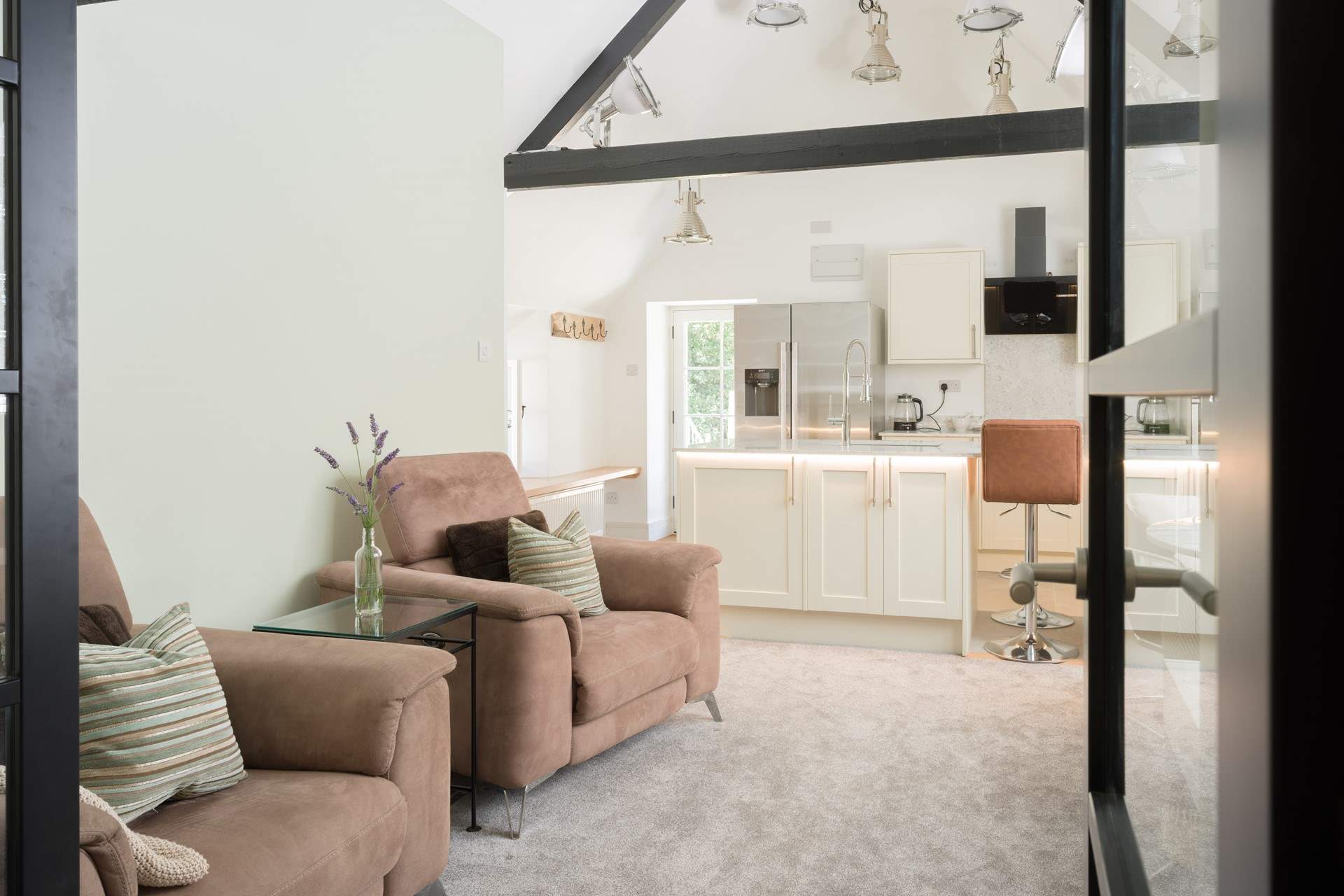 This gorgeous abode offers a home from home welcome where you will instantly relax and slow down.