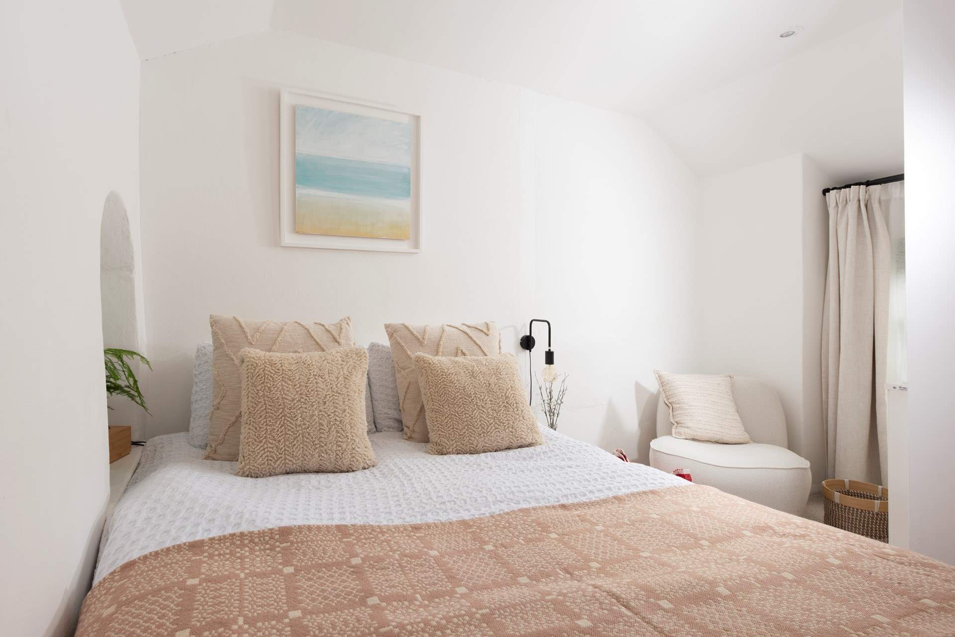 The cosy king-size bed. 
