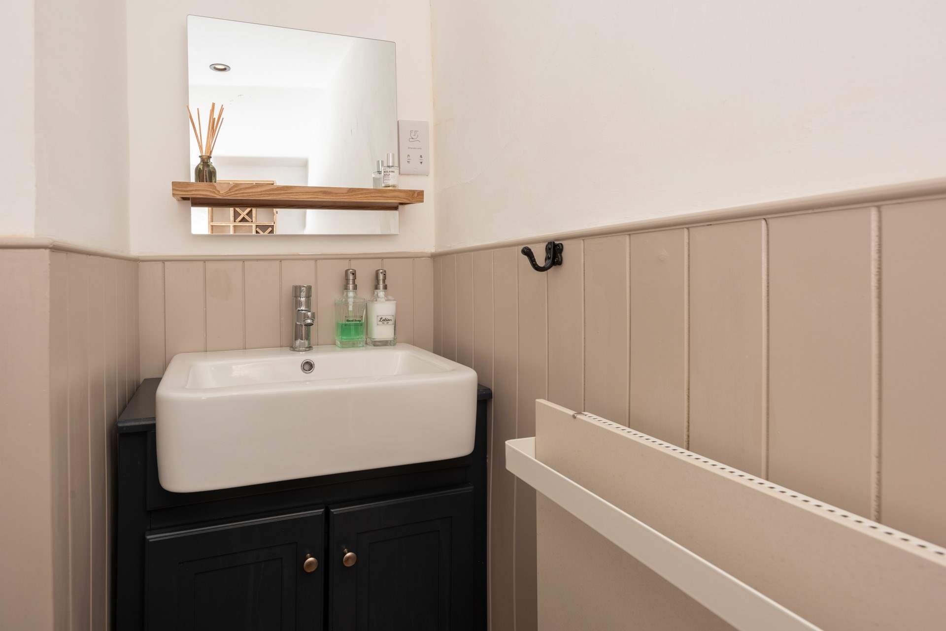 The little shower-room on the first floor. 