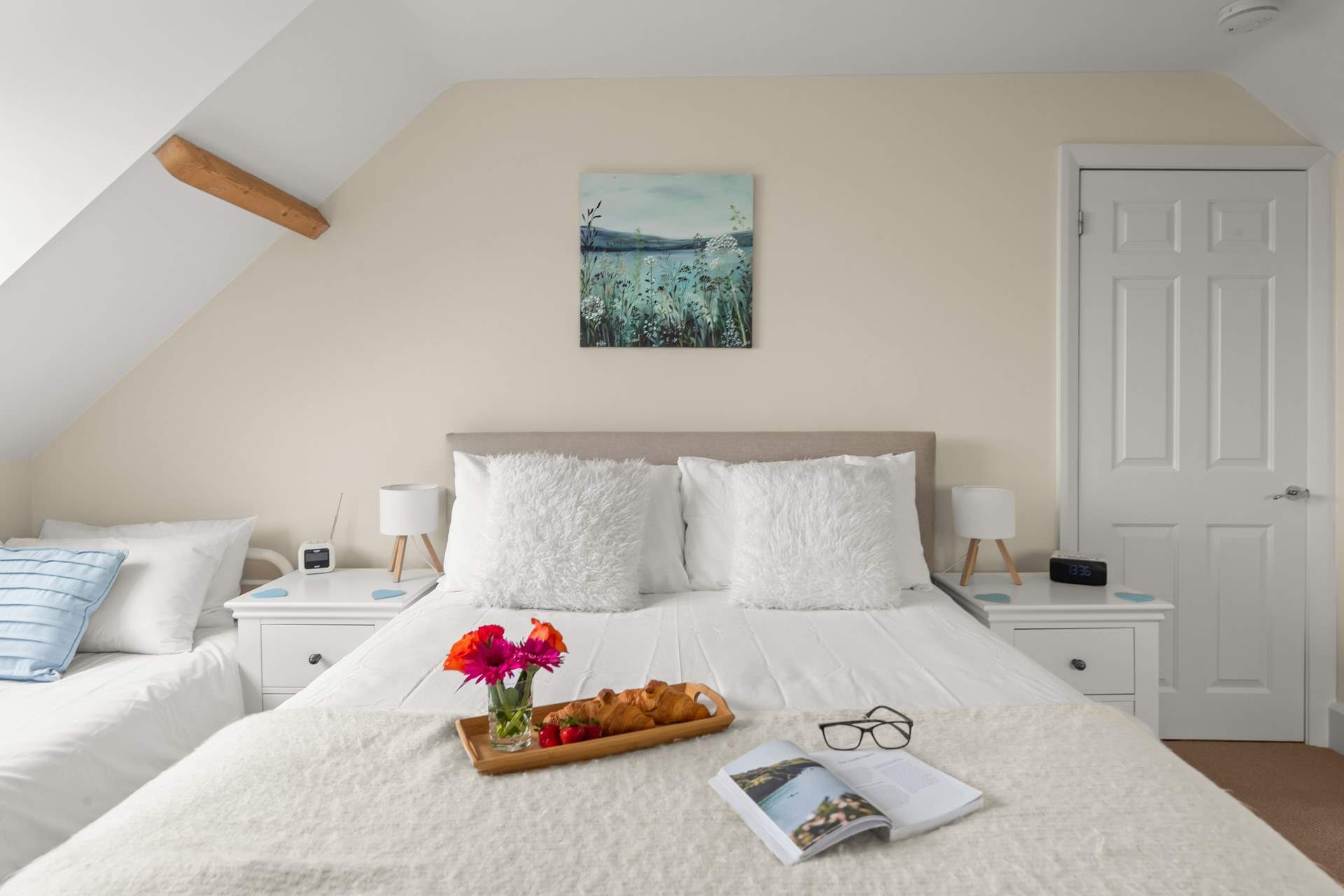 Such a cosy and welcoming bedroom.