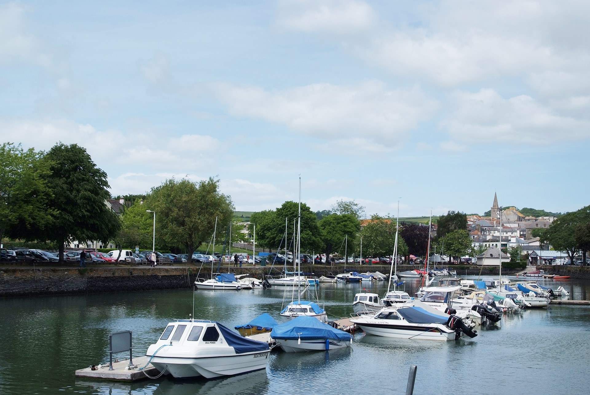 The town of Kingsbridge is a short drive away with plenty of independent shops and places to eat.