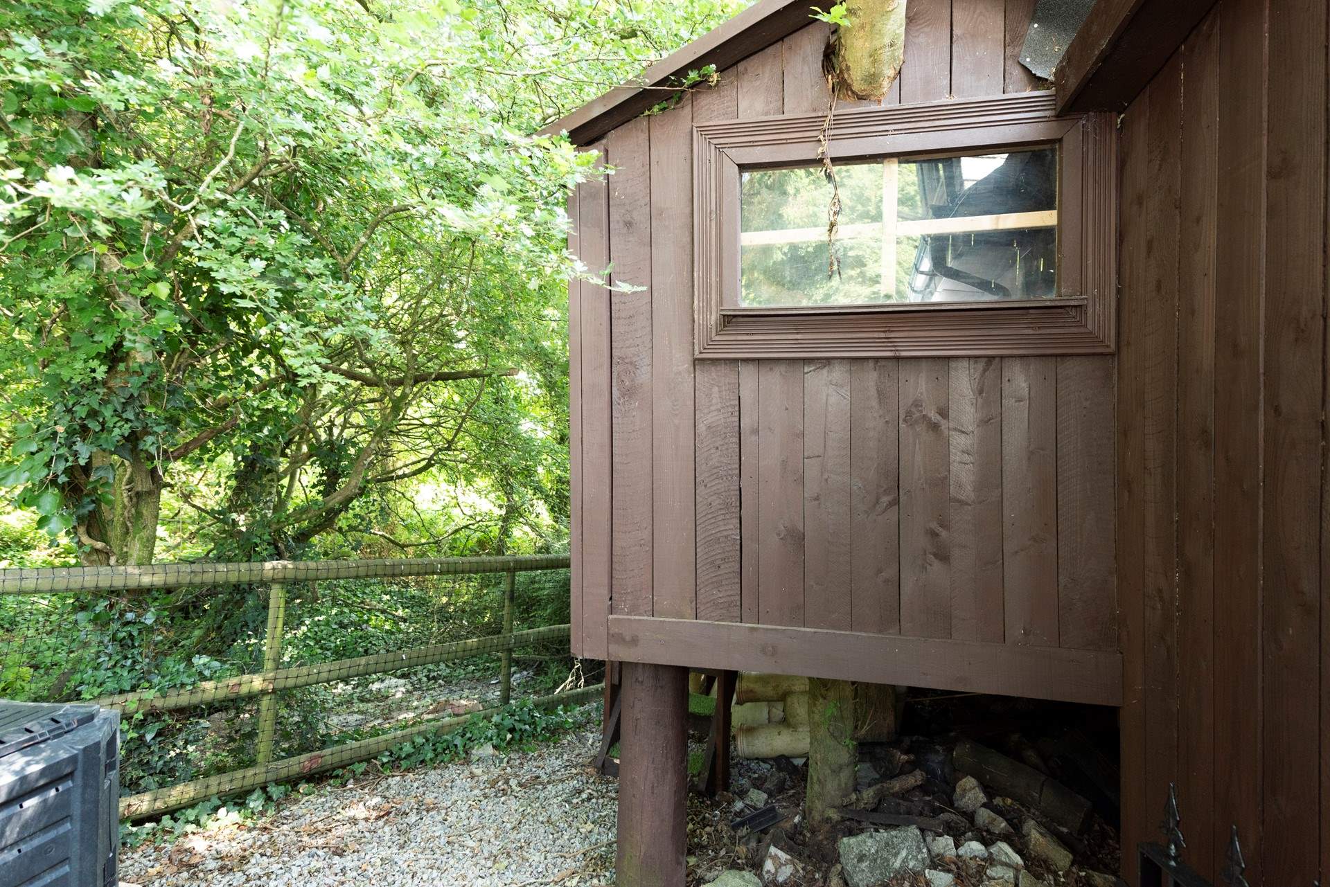 The children will love to find and play in this fantastic treehouse.