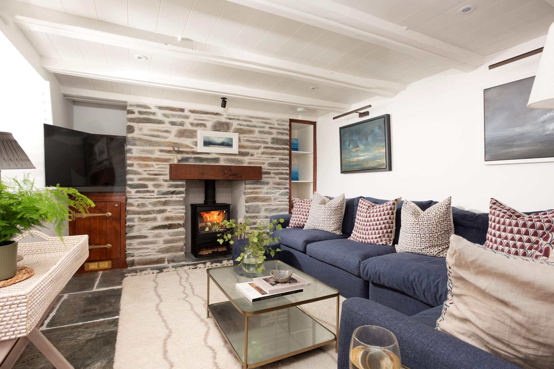 This charming Grade II Listed cottage is exquisitely presented throughout. 
