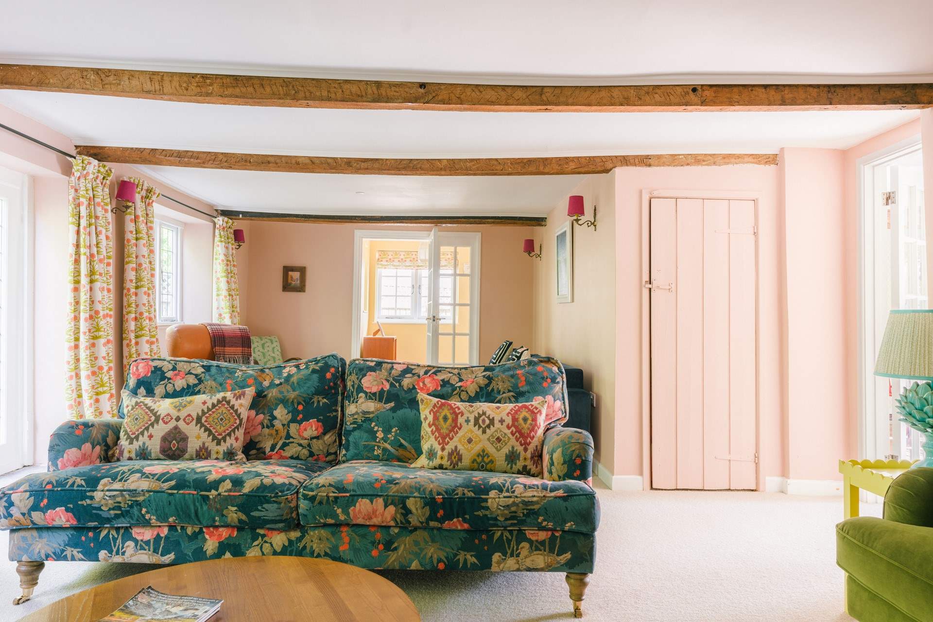 This double sitting-room provides a modular space, perfect for large gatherings.