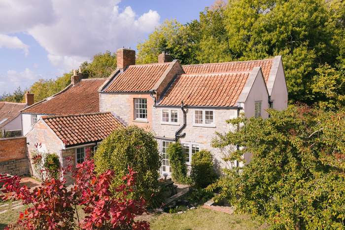 Lantern Cottage is a 5 bedroom, dog friendly holiday cottage in Glastonbury, Somerset.
