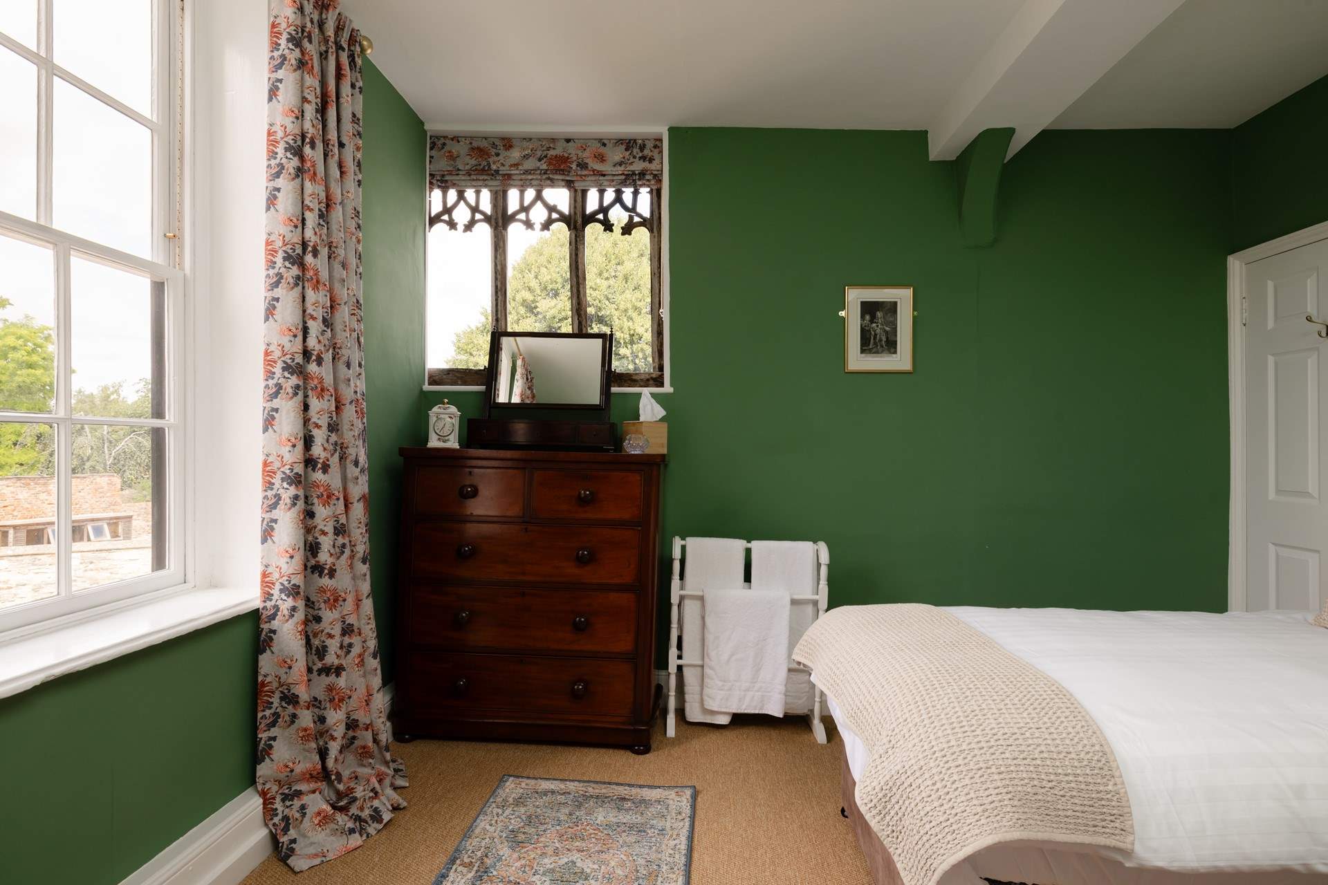 The use of warm colours makes this room cosy.