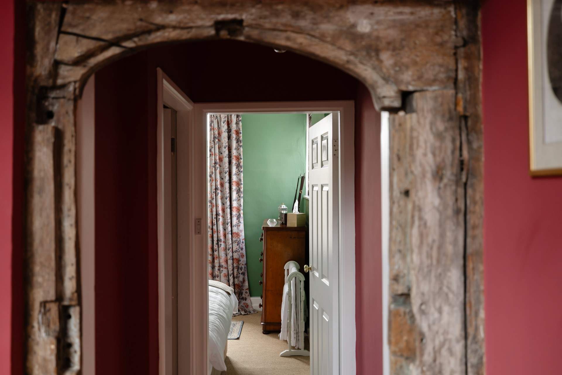 The original arch remains on the landing.