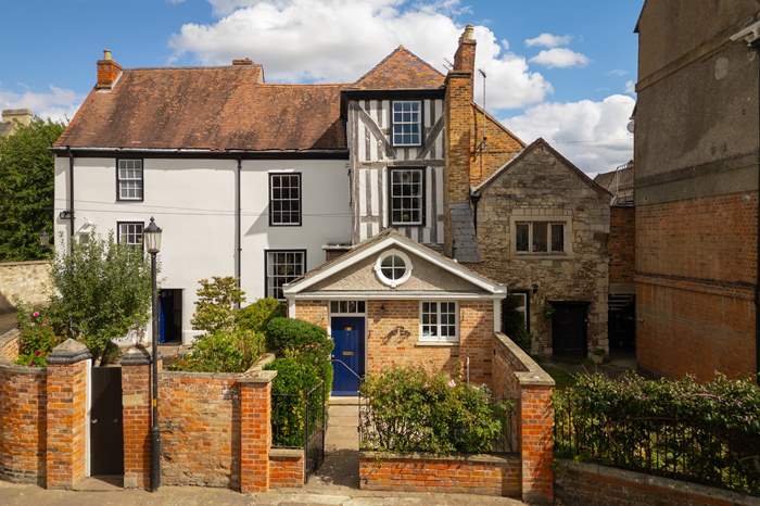 St Peter's House is a 2 bedroom self catering cottage in Gloucester.