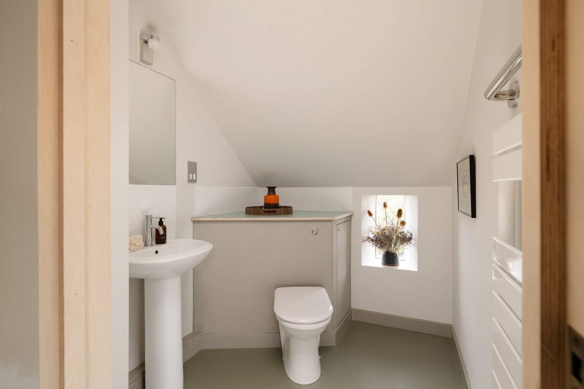 The en suite cloakroom for the twin bedroom