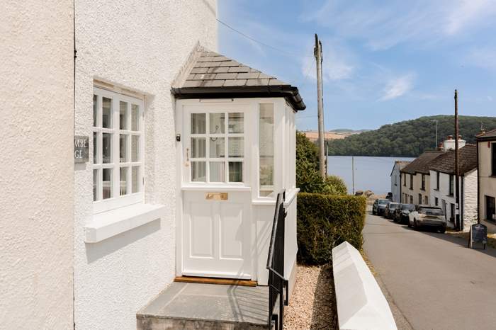 Hawcombe Cottage is a 1 bedroom, dog friendly cottage with sea views near Tavistock.