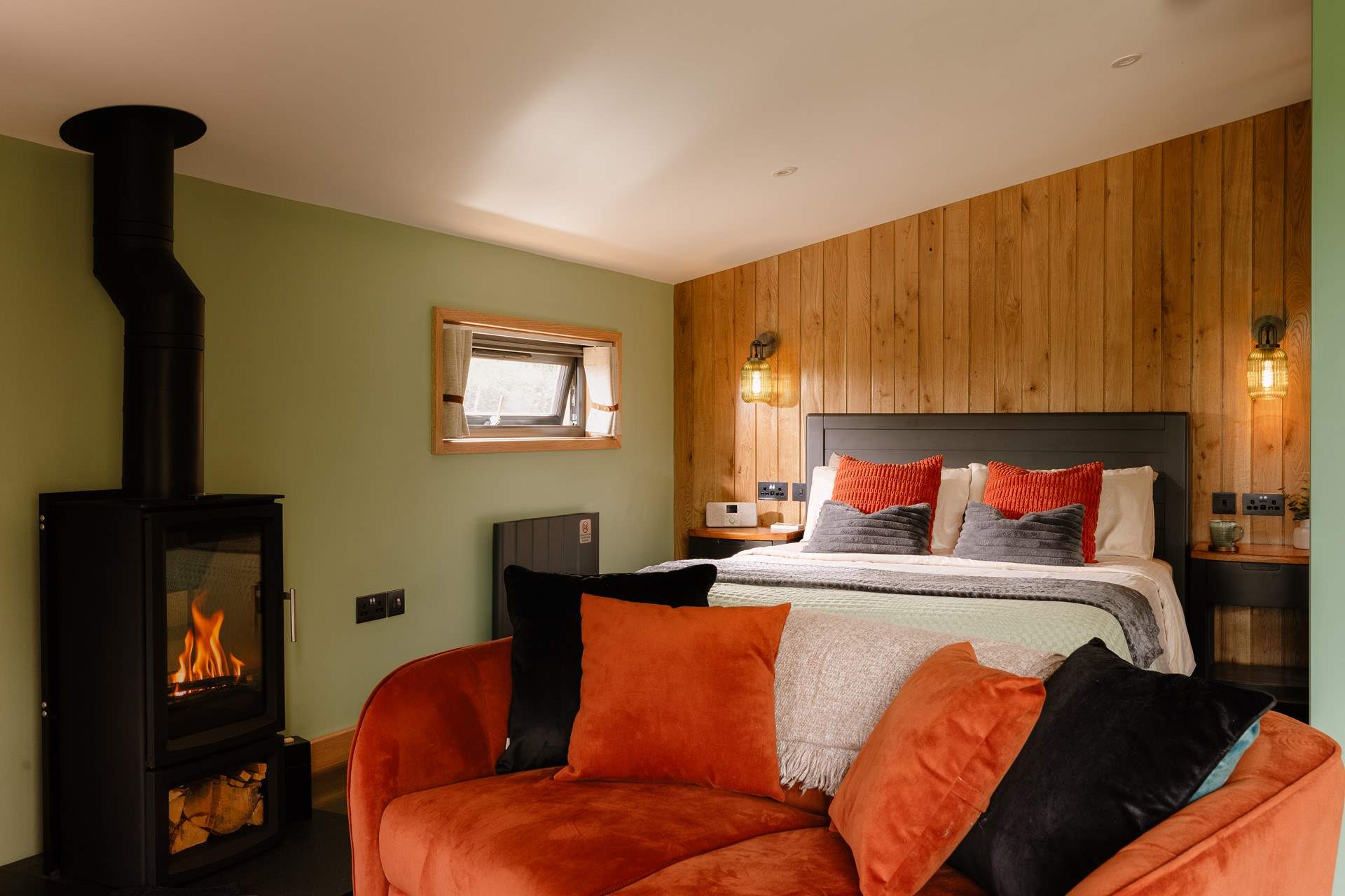Wood-clad walls and warm, autumnal pops of colour create a dreamy backdrop to your stay.
