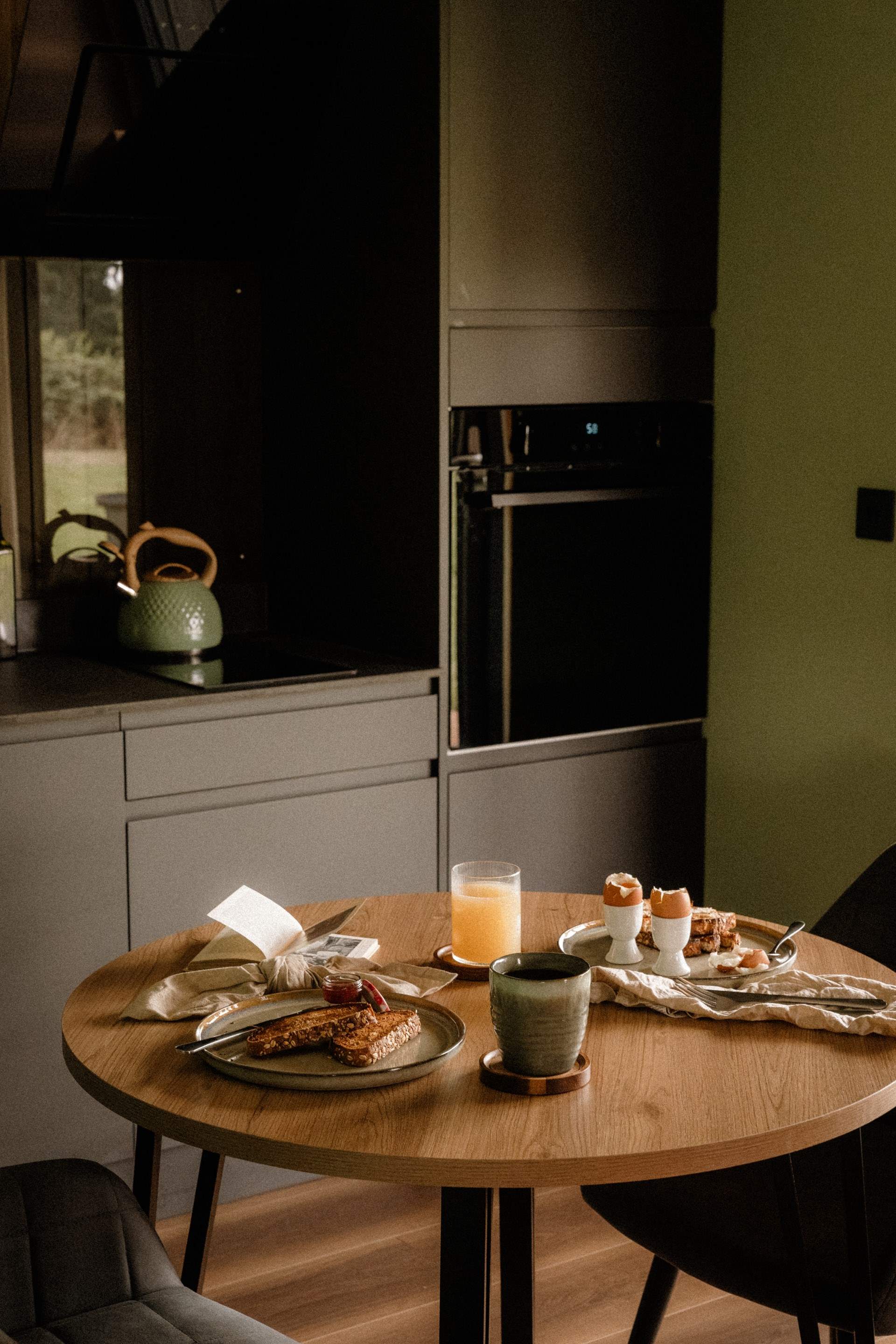 Dine in style around the table, savouring leisurely breakfasts and romantic meals.