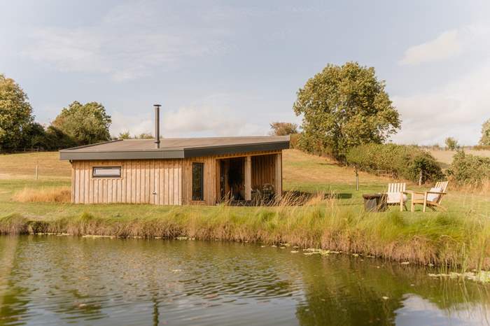 Ruska is a Luxury cabin for two with an outdoor bath, privately nestled in the Forest of Dean.