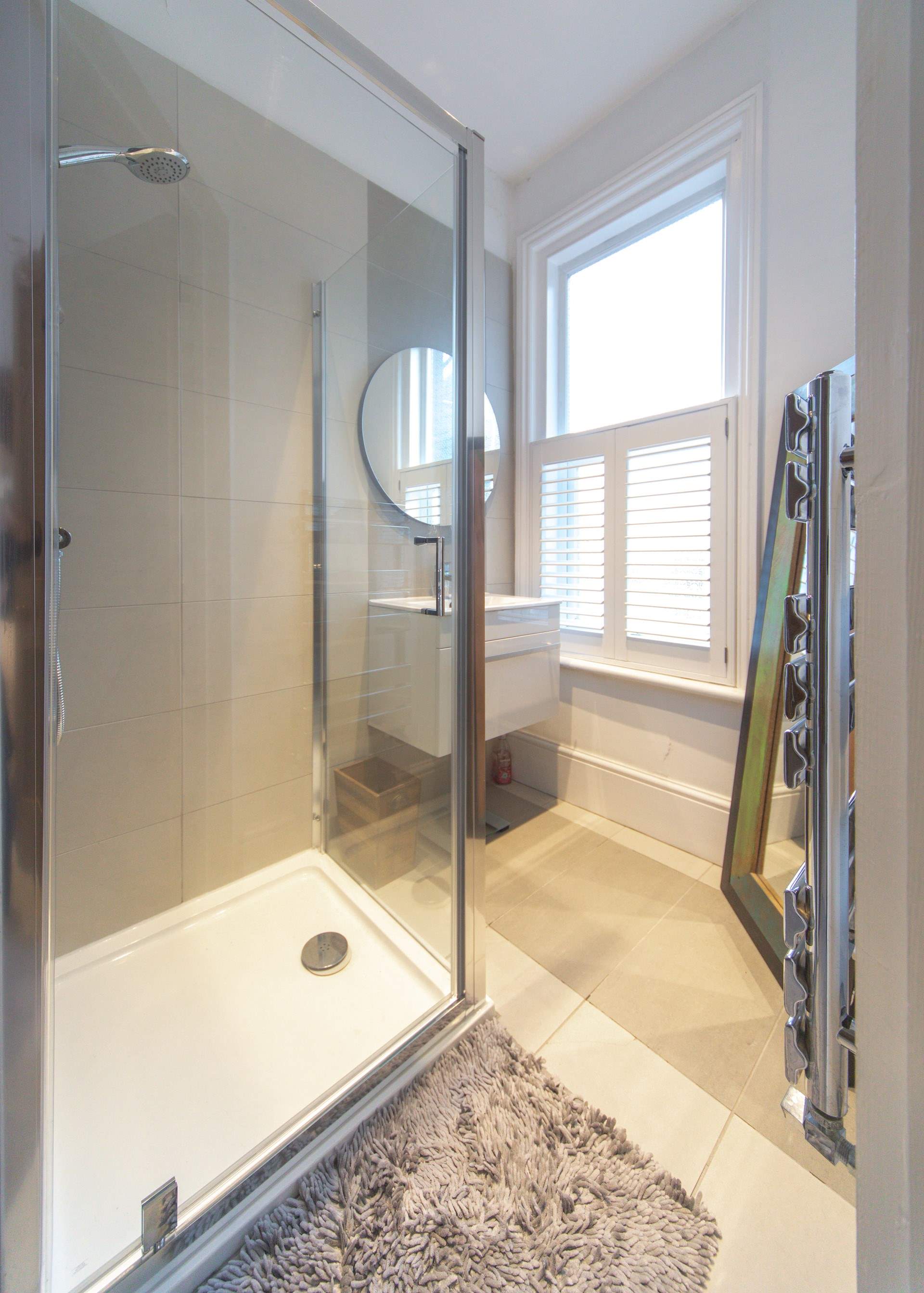The main bedroom has an en suite shower.
