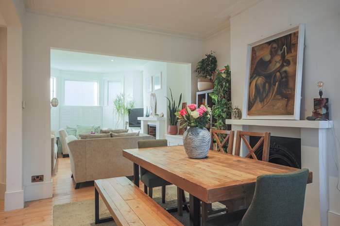 Stonny Hon Jay is a 4 bedroom, dog friendly holiday cottage with sea views in Hastings.