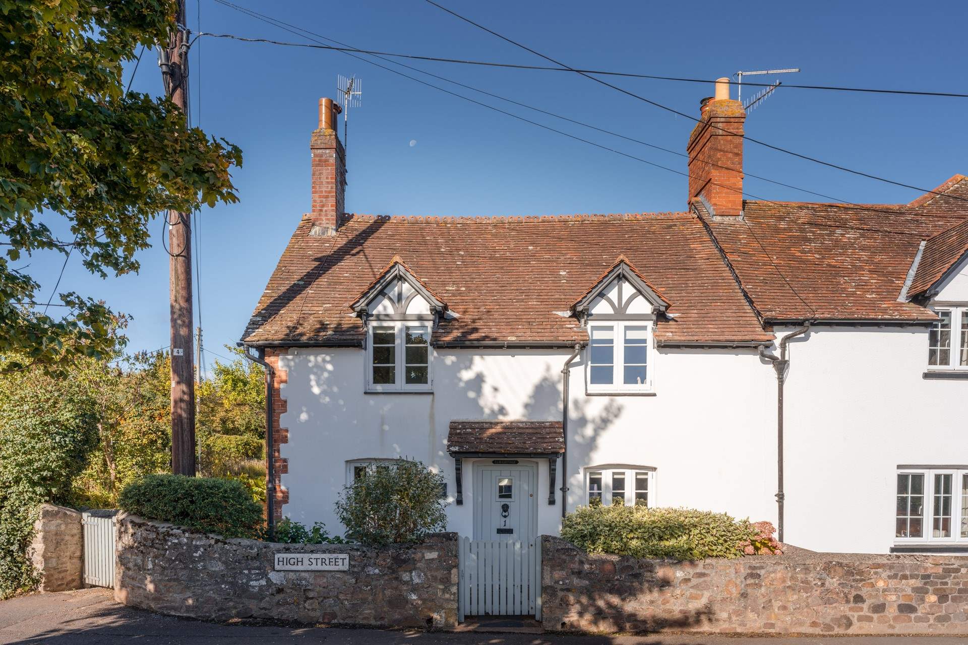 Pretty as a picture - note that access is via the small gate to the left of the road sign or via the parking which is behind the house. Just follow the road around.