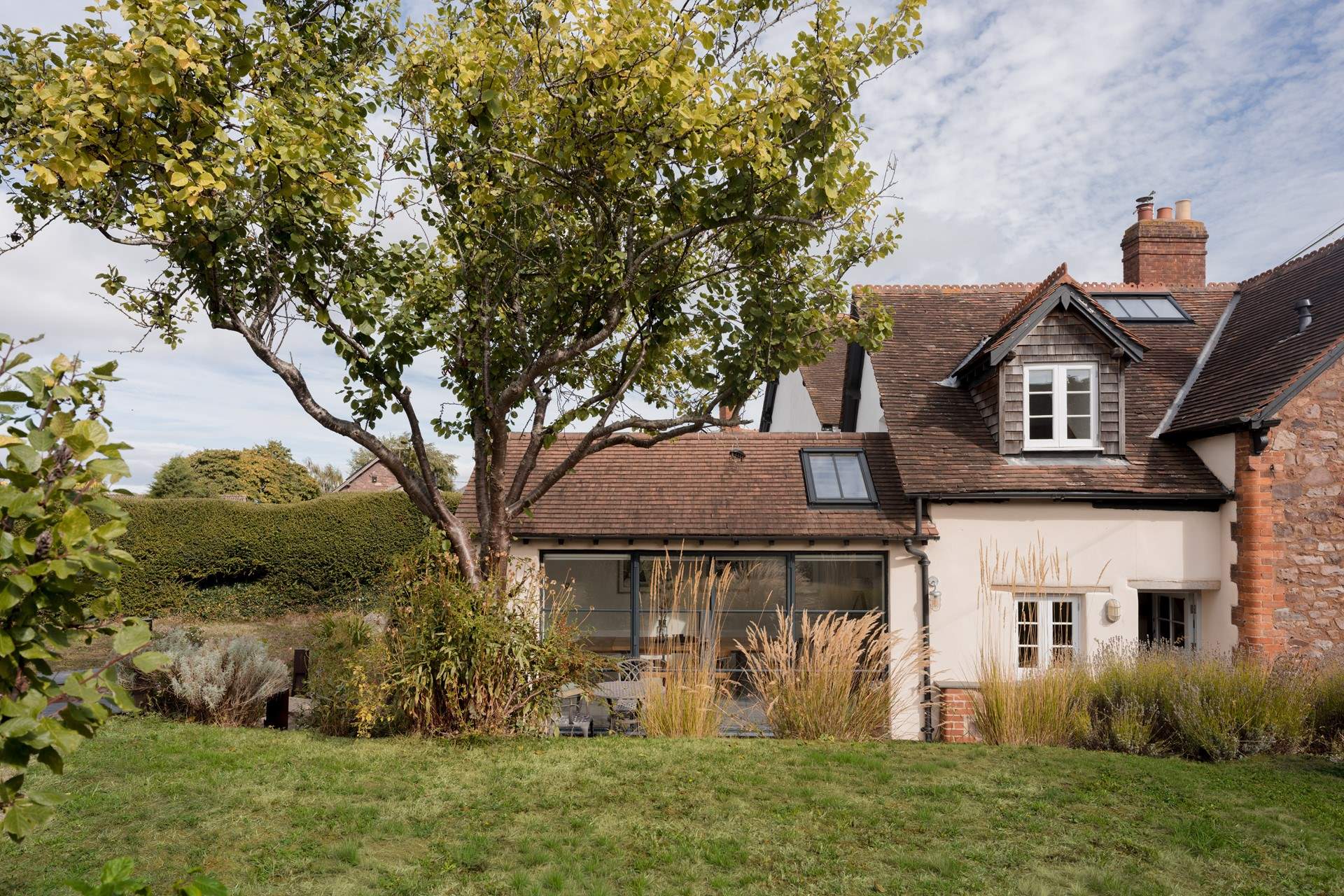 Welcome to the lovely Elm Cottage. Just over a mile from the north Somerset coast this spacious and stylish three bedroom property will be perfect for groups and couples alike (and of course your four-legged friends). 