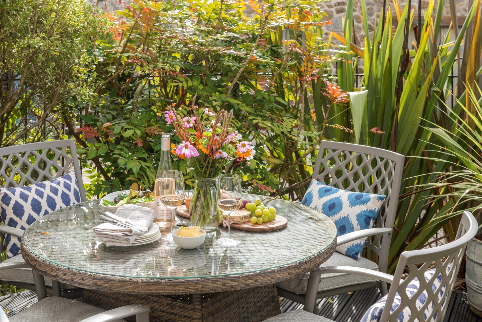 Al fresco dining, the perfect holiday pastime. 