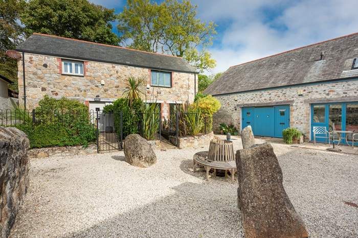 Penrose is a 2 bedroom, dog friendly cottage near the beach in Charlestown.