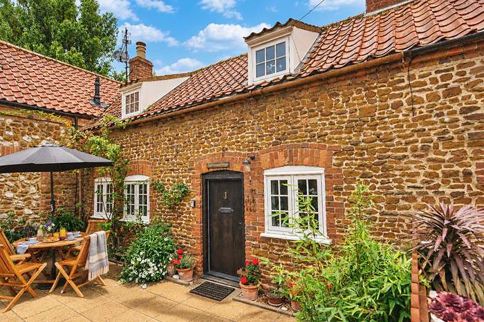 Fisherman's Cottage is a 2 bedroom, dog friendly self catering cottage in Snettisham.