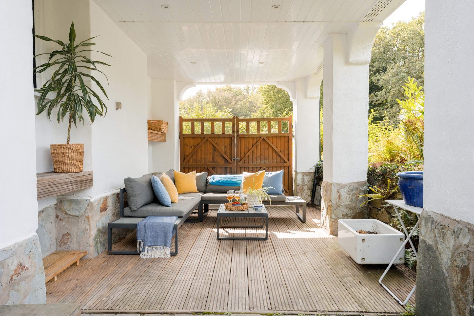The gorgeous covered outside seating-area; the perfect spot to relax and chat.