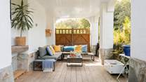The gorgeous covered outside seating-area; the perfect spot to relax and chat.