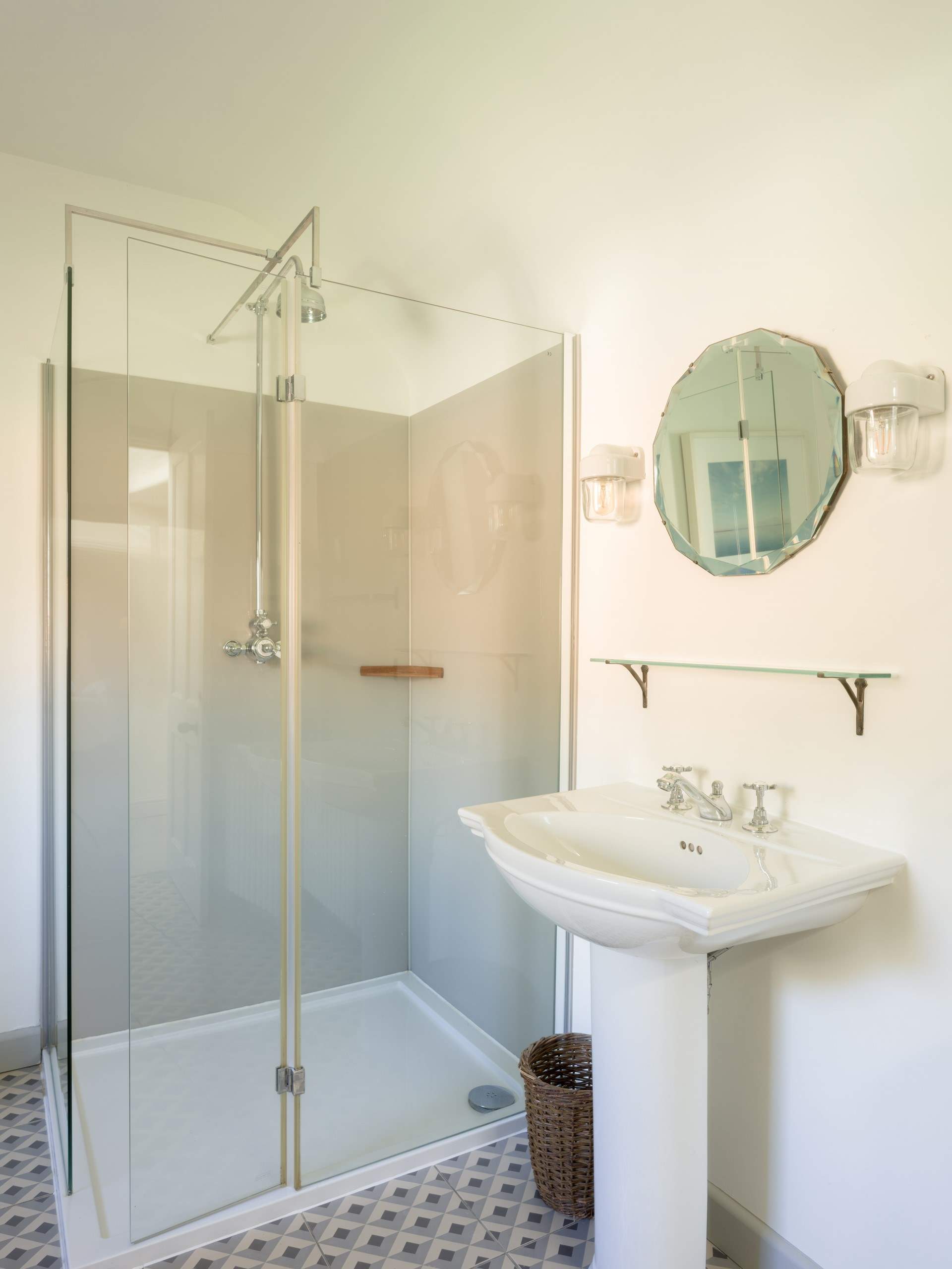 The large waterfall shower ensures a quick morning turnaround.