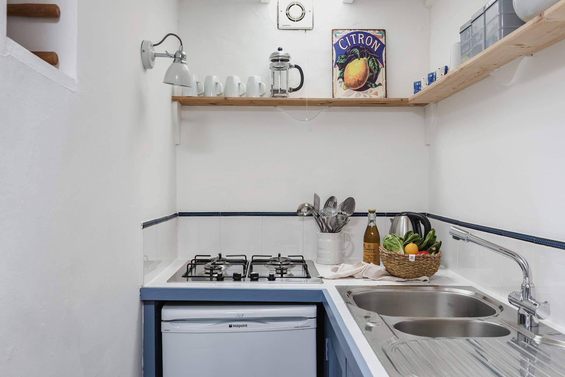 All the equipment you'll need to cook a holiday meal. Please note, the gas hot has been replaced with an induction hob.