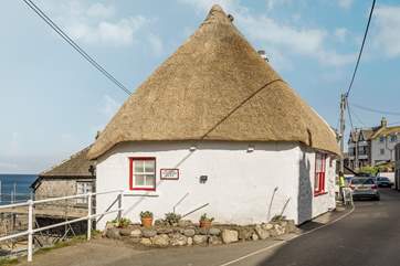 The Loft is a charming traditional Cornish Cottage perfectly positioned overlooking Coverack harbour.