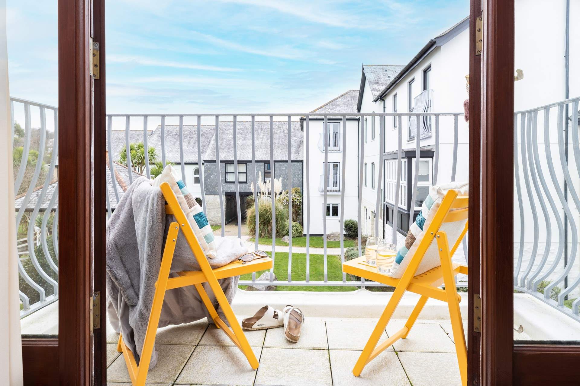 The delightful balcony overlooks the communal gardens.