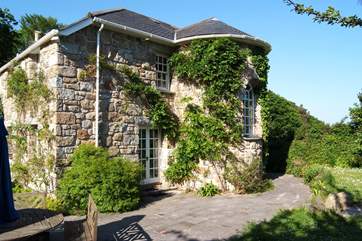 The side view of the pretty cottage.