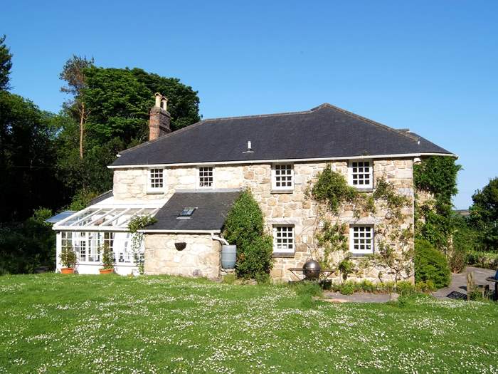 Golden Cock Cottage, Sleeps 8 in St Ives