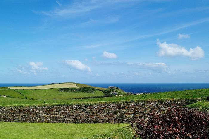 Bossiney View is a 3 bedroom, dog friendly cottage with sea views near Boscastle.