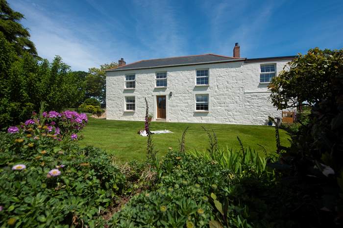 Lower Trenower is a 3 bedroom, rural holiday cottage near Helford, West Cornwall.