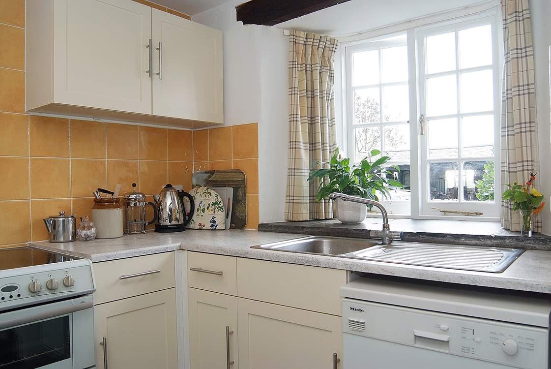 The well-equipped kitchen-area.