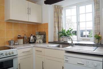 The well-equipped kitchen-area.