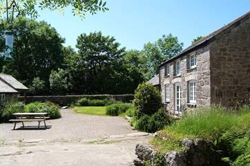 The sunny courtyard in front of Trethevey (you can just see the back of Snuggledown across the courtyard on the left, facing away from Trethevey).