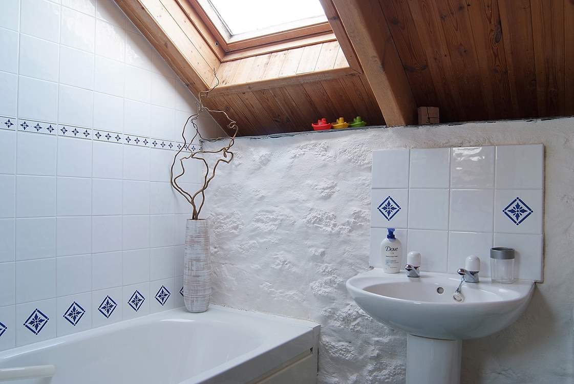 The bathroom en suite to the second double bedroom.