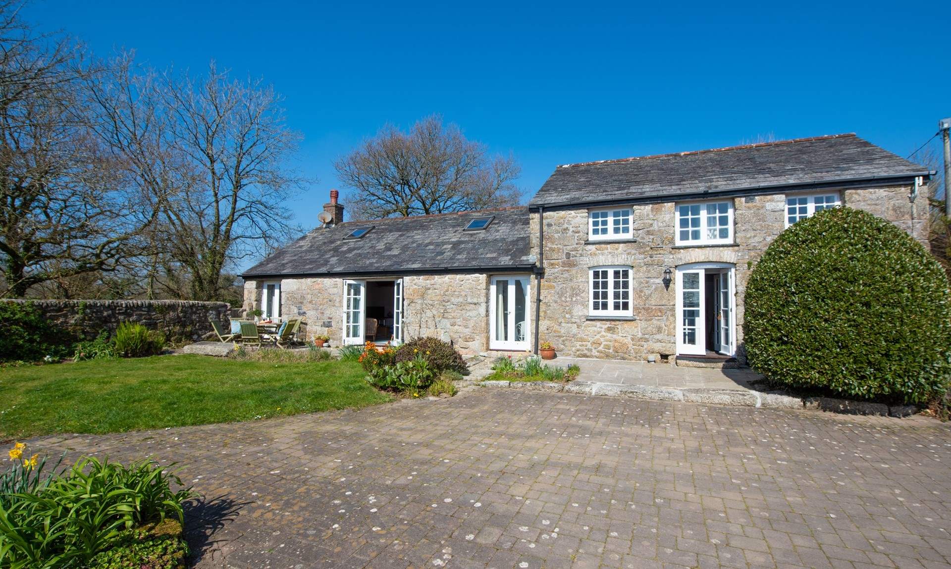 The sunny courtyard in front of Trethevey . For larger groups, why not book Snuggledown as well. Sleeping 2 it sits the opposite of the courtyard looking away from Trethevey.