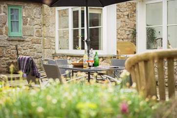 The pretty terrace to the rear of the cottage.