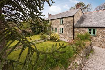 Little Seaureaugh is a pretty rural detached property on the outskirts of the village of Stithians.