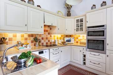 The beautiful kitchen is very well-equipped.