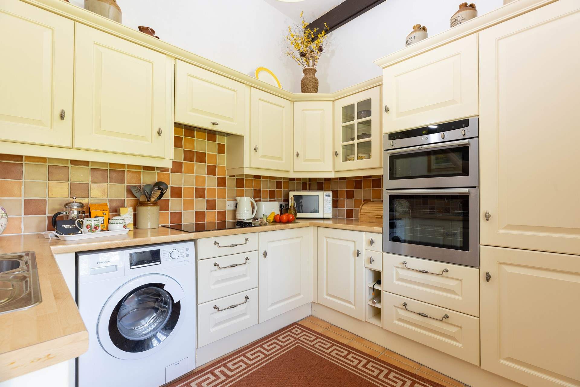 The beautiful kitchen is very well-equipped.