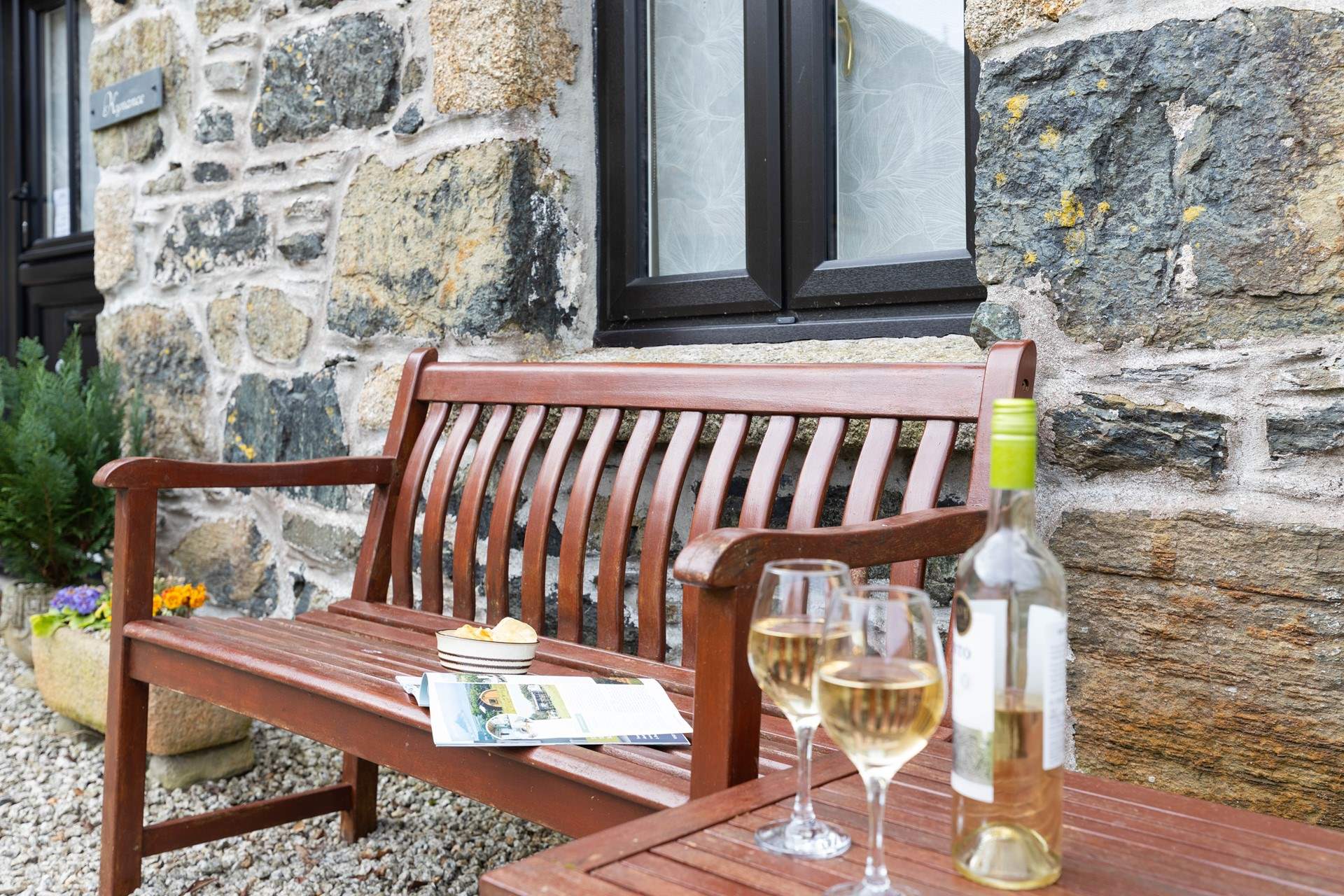 Enjoy pre-dinner drinks and nibbles. 