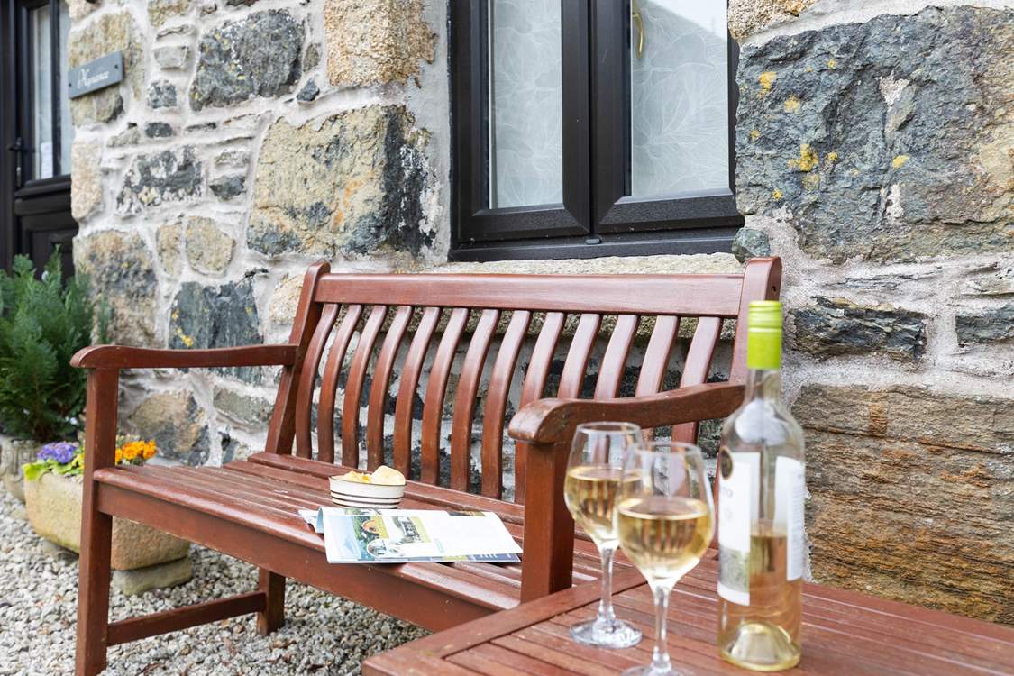 Enjoy pre-dinner drinks and nibbles.