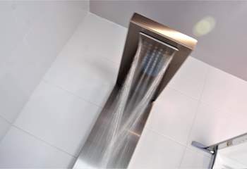 The shower head has both spray and waterfall functions.