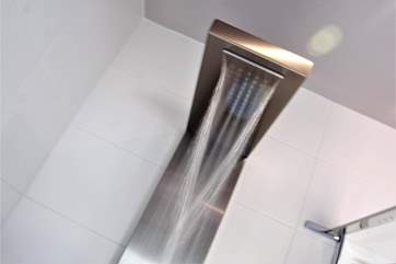 The shower head has both spray and waterfall functions.