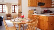 The cheerful kitchen/dining-room.