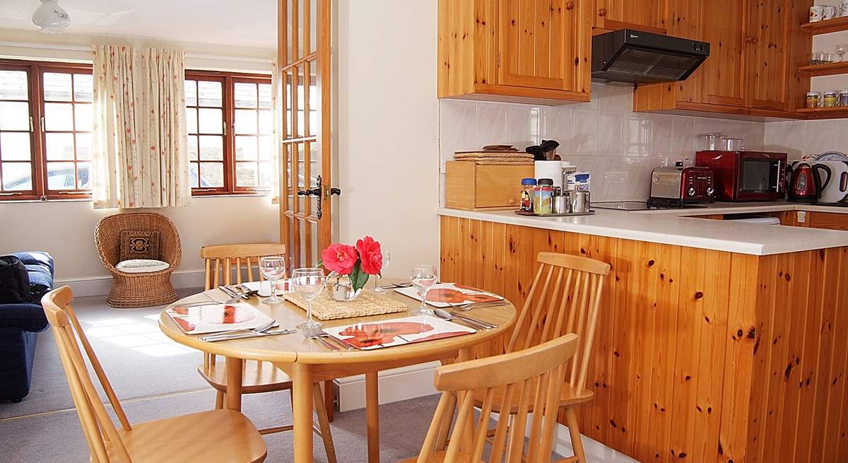 The cheerful kitchen/dining-room.